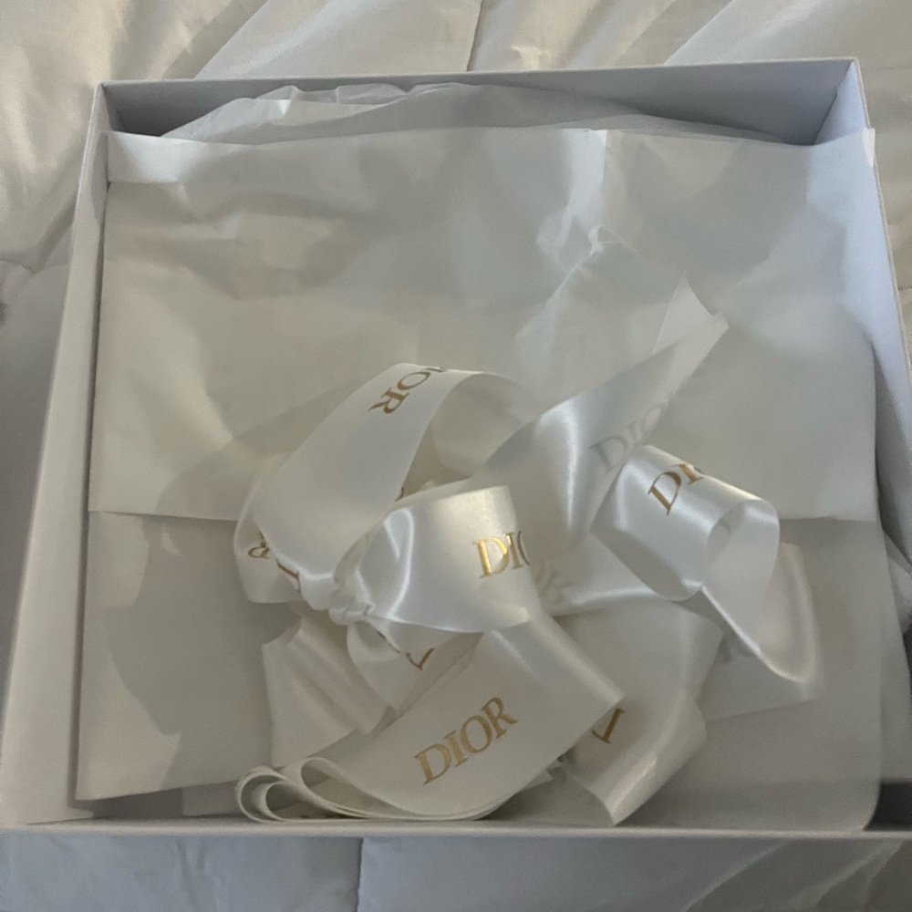 CD medium sz gift box fm boutique w ribbon. OBO
